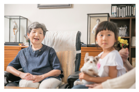 優しい笑顔でお孫さんを。
